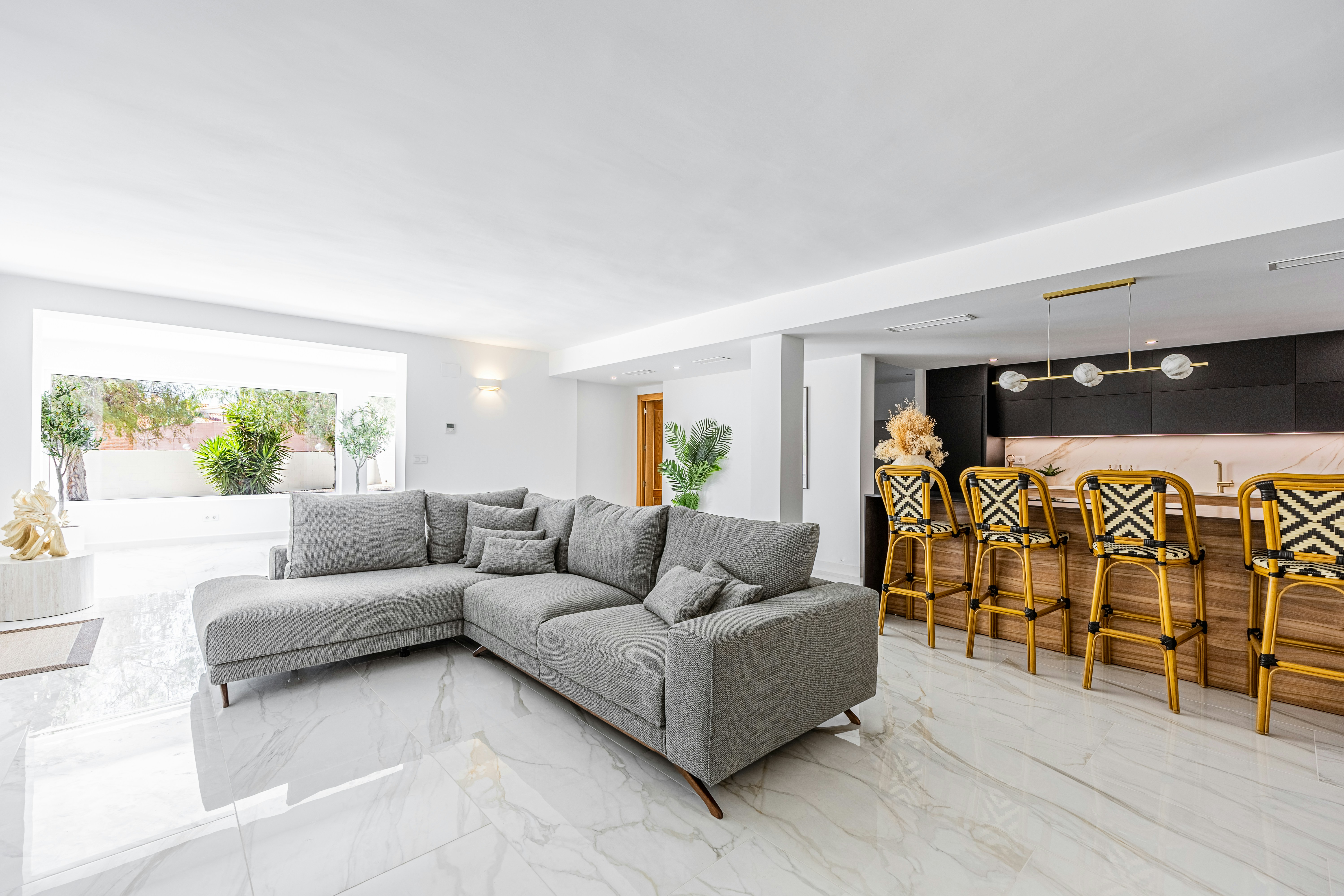 Pierre Naturelle ou Grès Cérame : Quel Revêtement Choisir pour une Villa sur la Côte d'Azur ?
